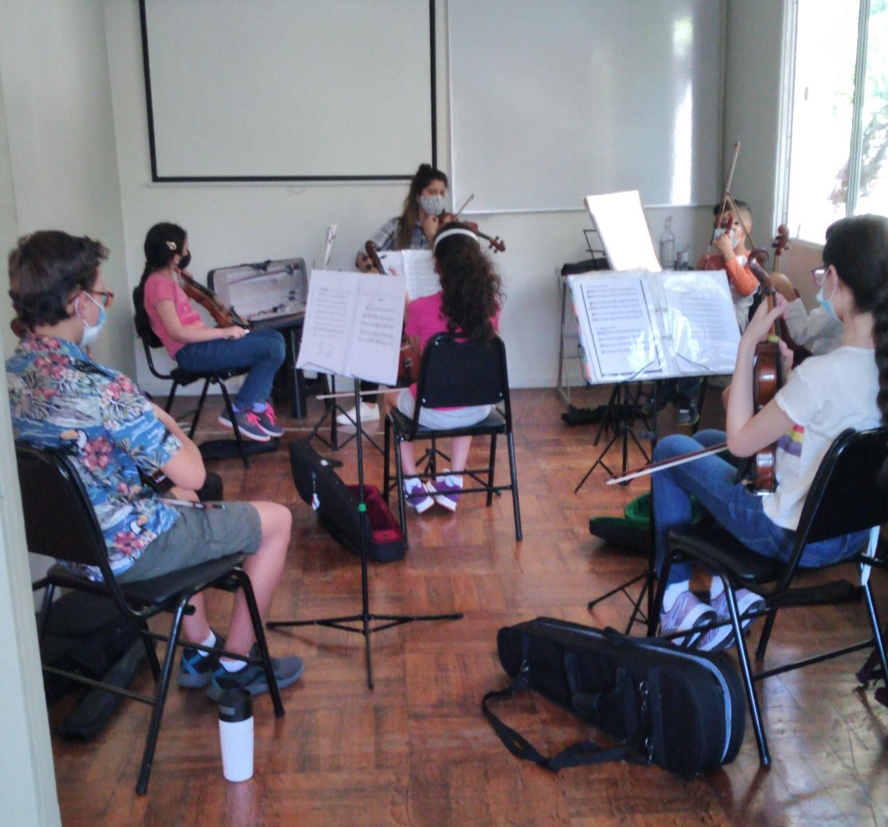 Clase grupal de instrumentos de cuerda