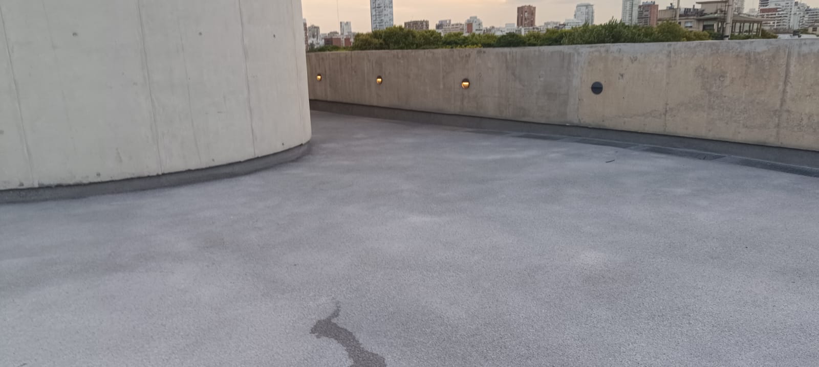 Terraza terminada con Microgoma en Rock & Feller's